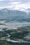 Schöner Gebirgszug unter den Wolken Snowy-Spitzen von Felsen lizenzfreies stockfoto Schöner Gebirgszug unter den Wolken Snowy-Spitzen von Felsen lizenzfreies stockfoto
