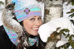 Schöner glücklicher Mädchen Brunette im Winter stockbilder Schöner glücklicher Mädchen Brunette im Winter stockbilder