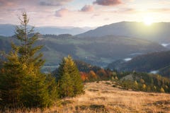 Schöner Herbst in den Bergen zur Sonnenuntergangzeit Bäume, Spitzen, Clo lizenzfreie stockfotografie Schöner Herbst in den Bergen zur Sonnenuntergangzeit Bäume, Spitzen, Clo lizenzfreie stockfotografie