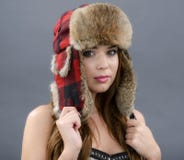 Schöner junge Frauen-tragender Pelz-Hut lizenzfreies stockbild Schöner junge Frauen-tragender Pelz-Hut lizenzfreies stockbild
