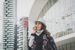 Schöner junger Brunette, der am Telefon in den Stadtstraßen spricht Stockfotos Schöner junger Brunette, der am Telefon in den Stadtstraßen spricht Stockfotos