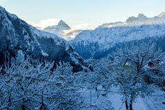 Schöner Morgen mit frischem Schnee und Bergblick stockfoto Schöner Morgen mit frischem Schnee und Bergblick stockfoto