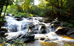 Schöner Natur-Wasserfall im Sinkkasten Chiangmai, Thailand stockfoto Schöner Natur-Wasserfall im Sinkkasten Chiangmai, Thailand stockfoto