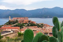 Schöner Panoramablick der Stadt Portoferraio und der Stella-Festung von Elba-Insel Italien lizenzfreie stockbilder Schöner Panoramablick der Stadt Portoferraio und der Stella-Festung von Elba-Insel Italien lizenzfreie stockbilder