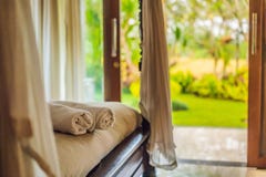 Schöner Raum im Landhaus, Tuch auf dem Bett stockfotos Schöner Raum im Landhaus, Tuch auf dem Bett stockfotos