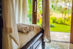 Schöner Raum im Landhaus, Tuch auf dem Bett lizenzfreies stockfoto Schöner Raum im Landhaus, Tuch auf dem Bett lizenzfreies stockfoto