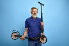 Schöner reifer Mannholdingroller und Betrachten der Kamera lizenzfreie stockfotos Schöner reifer Mannholdingroller und Betrachten der Kamera lizenzfreie stockfotos