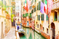Schöner schmaler Kanal und Straße mit Booten, Europäischer Gemeinschaft, Venedig und italienischen Flaggen in Venedig während des lizenzfreie stockfotografie Schöner schmaler Kanal und Straße mit Booten, Europäischer Gemeinschaft, Venedig und italienischen Flaggen in Venedig während des lizenzfreie stockfotografie