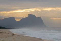 Schöner Sonnenaufgang auf dem Strand von Barra da Tijuca mit dem Stein von GÃ-¡ vea im Hintergrund stockfoto Schöner Sonnenaufgang auf dem Strand von Barra da Tijuca mit dem Stein von GÃ-¡ vea im Hintergrund stockfoto