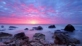 Schöner Sonnenaufgang in der Stadt Varna stockfotografie Schöner Sonnenaufgang in der Stadt Varna stockfotografie