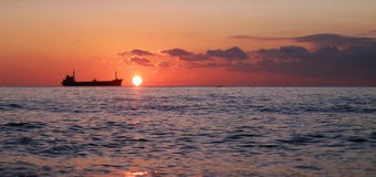 Schöner Sonnenaufgang in der Stadt Varna lizenzfreies stockbild Schöner Sonnenaufgang in der Stadt Varna lizenzfreies stockbild
