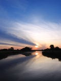 Schöner Sonnenaufgang und nette Bäume nähern sich Fluss, Litauen stockfotos Schöner Sonnenaufgang und nette Bäume nähern sich Fluss, Litauen stockfotos