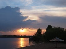 Schöner Sonnenuntergang in der Bucht auf dem Fluss stockfotografie Schöner Sonnenuntergang in der Bucht auf dem Fluss stockfotografie