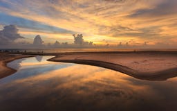 Schöner Sonnenuntergang an Karon-Strand in Phuket lizenzfreies stockfoto Schöner Sonnenuntergang an Karon-Strand in Phuket lizenzfreies stockfoto
