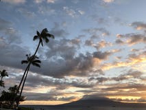 Schöner Sonnenuntergang und Meer in Maui! lizenzfreie stockfotografie Schöner Sonnenuntergang und Meer in Maui! lizenzfreie stockfotografie