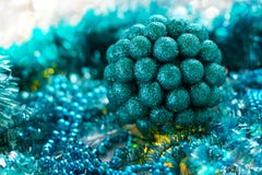 Schöner Weihnachtsball auf dem Hintergrund von Türkis-farbigen Girlanden und von Lametta lizenzfreie stockfotos Schöner Weihnachtsball auf dem Hintergrund von Türkis-farbigen Girlanden und von Lametta lizenzfreie stockfotos