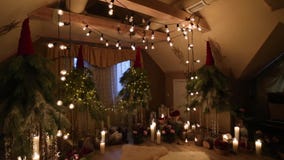 Schöner Weihnachtswinter-Hochzeitsbogen am Verpflichtungsdekorinnenraum mit Kerzen, Birkenklotz, Birnengirlanden und Tanne stock video footage Schöner Weihnachtswinter-Hochzeitsbogen am Verpflichtungsdekorinnenraum mit Kerzen, Birkenklotz, Birnengirlanden und Tanne stock video footage