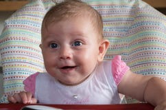 Schönes Baby mit Lächeln der blauen Augen lizenzfreies stockbild Schönes Baby mit Lächeln der blauen Augen lizenzfreies stockbild