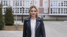 Schönes blondes Gehen auf den Bürgersteig um das stilvolle Haus Sie ist Junge stock video footage Schönes blondes Gehen auf den Bürgersteig um das stilvolle Haus Sie ist Junge stock video footage