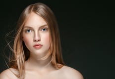 Schönes Blondine-Schönheits-Modell Girl mit perfektem Make-up ove stockfoto Schönes Blondine-Schönheits-Modell Girl mit perfektem Make-up ove stockfoto