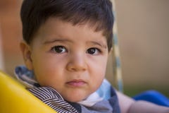 Schönes brasilianisches Baby, das Kamera betrachtet Ernstes Schätzchen lizenzfreies stockfoto Schönes brasilianisches Baby, das Kamera betrachtet Ernstes Schätzchen lizenzfreies stockfoto