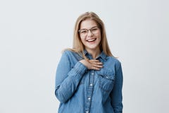Schönes europäisches Mädchen betrachtet mit Freude Kamera, zeigt weiße perfekte Zähne, ausdrückt den Positiveness, froh zu teilen lizenzfreies stockfoto Schönes europäisches Mädchen betrachtet mit Freude Kamera, zeigt weiße perfekte Zähne, ausdrückt den Positiveness, froh zu teilen lizenzfreies stockfoto