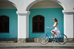 Schönes glückliches Frauenreitfahrrad in der Stadt stockfotos Schönes glückliches Frauenreitfahrrad in der Stadt stockfotos
