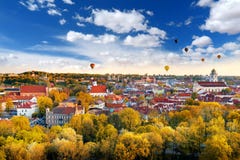 Schönes Herbstpanorama alter Stadt Vilnius mit bunter Heißluft steigt im Himmel im Ballon auf Schönes Herbstpanorama alter Stadt Vilnius mit bunter Heißluft steigt im Himmel im Ballon auf