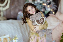 Schönes junges Mädchen, das einen Teddybären hält und im BAC lächelt stockbilder Schönes junges Mädchen, das einen Teddybären hält und im BAC lächelt stockbilder