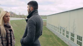 Schönes junges Mädchen, das mit einer jungen Dunkelheit steht stock video Schönes junges Mädchen, das mit einer jungen Dunkelheit steht stock video