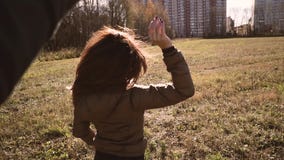 Schönes junges Paartanzen auf der Straße im Park Lächeln an einander stock video footage Schönes junges Paartanzen auf der Straße im Park Lächeln an einander stock video footage