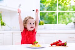 Schönes Kind, das Teigwaren isst lizenzfreies stockfoto Schönes Kind, das Teigwaren isst lizenzfreies stockfoto