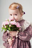 Schönes kleines Mädchen im Retro Kleid mit Blumenstrauß der Blumen stockfotos Schönes kleines Mädchen im Retro Kleid mit Blumenstrauß der Blumen stockfotos