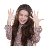 Schönes kleines Mädchen zeigt, dass sie neun Jahre alt war lizenzfreie stockfotografie Schönes kleines Mädchen zeigt, dass sie neun Jahre alt war lizenzfreie stockfotografie