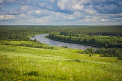 Schönes Landschaftsflussdelta mit Wiesen und Wald an einem sonnigen Tag stockbilder Schönes Landschaftsflussdelta mit Wiesen und Wald an einem sonnigen Tag stockbilder