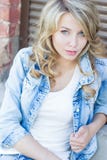 Schönes lustiges blondes Mädchen mit den großen Lippen mit reizend Lächeln-, Tragenjeans und einem weißen Hemd gehend in das Stad lizenzfreie stockfotos Schönes lustiges blondes Mädchen mit den großen Lippen mit reizend Lächeln-, Tragenjeans und einem weißen Hemd gehend in das Stad lizenzfreie stockfotos