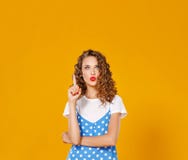 Schönes lustiges Mädchen auf farbigem gelbem Hintergrund stockfoto Schönes lustiges Mädchen auf farbigem gelbem Hintergrund stockfoto