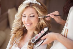 Schönes lächelndes Brauthochzeitsporträt mit Make-up und hairsty lizenzfreie stockfotografie Schönes lächelndes Brauthochzeitsporträt mit Make-up und hairsty lizenzfreie stockfotografie