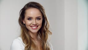 Schönes lächelndes Mädchen Frau mit natürlichem Make-up lächelnd an der Kamera stock video footage Schönes lächelndes Mädchen Frau mit natürlichem Make-up lächelnd an der Kamera stock video footage