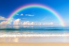 Schönes Meer mit einem Regenbogen im Himmel stockfotografie Schönes Meer mit einem Regenbogen im Himmel stockfotografie