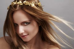 Schönes Modell der jungen Frau mit dem Fliegenlichthaar Saubere Haut der Schönheit, Modemake-up Frisur, Haarpflege, Make-up stockfoto Schönes Modell der jungen Frau mit dem Fliegenlichthaar Saubere Haut der Schönheit, Modemake-up Frisur, Haarpflege, Make-up stockfoto