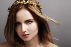 Schönes Modell der jungen Frau mit dem Fliegenlichthaar Saubere Haut der Schönheit, Modemake-up Frisur, Haarpflege, Make-up lizenzfreies stockbild Schönes Modell der jungen Frau mit dem Fliegenlichthaar Saubere Haut der Schönheit, Modemake-up Frisur, Haarpflege, Make-up lizenzfreies stockbild
