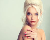 Schönes Modell mit dem blonden Haar lizenzfreies stockbild Schönes Modell mit dem blonden Haar lizenzfreies stockbild