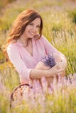 Schönes Mädchen auf dem Lavendelfeld lizenzfreies stockbild Schönes Mädchen auf dem Lavendelfeld lizenzfreies stockbild
