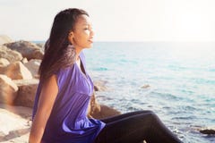 Schönes Mädchen, das durch das Meer sich entspannt lizenzfreies stockfoto Schönes Mädchen, das durch das Meer sich entspannt lizenzfreies stockfoto