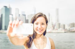 Schönes Mädchen, das selfie mit intelligentem Telefon nimmt stockbilder Schönes Mädchen, das selfie mit intelligentem Telefon nimmt stockbilder