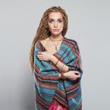 Schönes Mädchen mit dreadlocks recht junge Frau mit afrikanischer Frisurhippie der Borten Stockfoto Schönes Mädchen mit dreadlocks recht junge Frau mit afrikanischer Frisurhippie der Borten Stockfoto