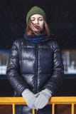 Schönes Mädchen mit geschlossenen Augen stockfotografie Schönes Mädchen mit geschlossenen Augen stockfotografie
