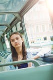 Schönes Mädchen reitet einen Touristenbus stockfoto Schönes Mädchen reitet einen Touristenbus stockfoto