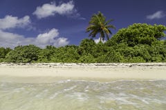 Schönes Panorama des tropischen Strandes in Malediven lizenzfreies stockbild Schönes Panorama des tropischen Strandes in Malediven lizenzfreies stockbild